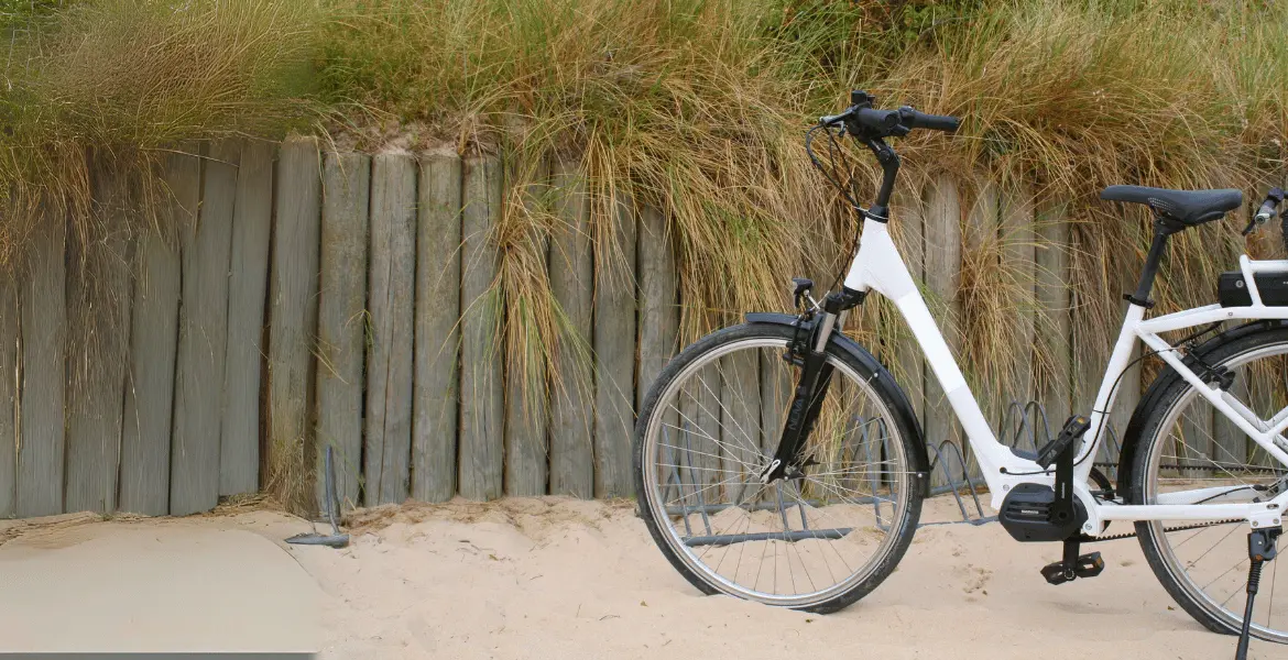 Fahrrad vor Düne vom Fahrradverleih Scharbeutz
